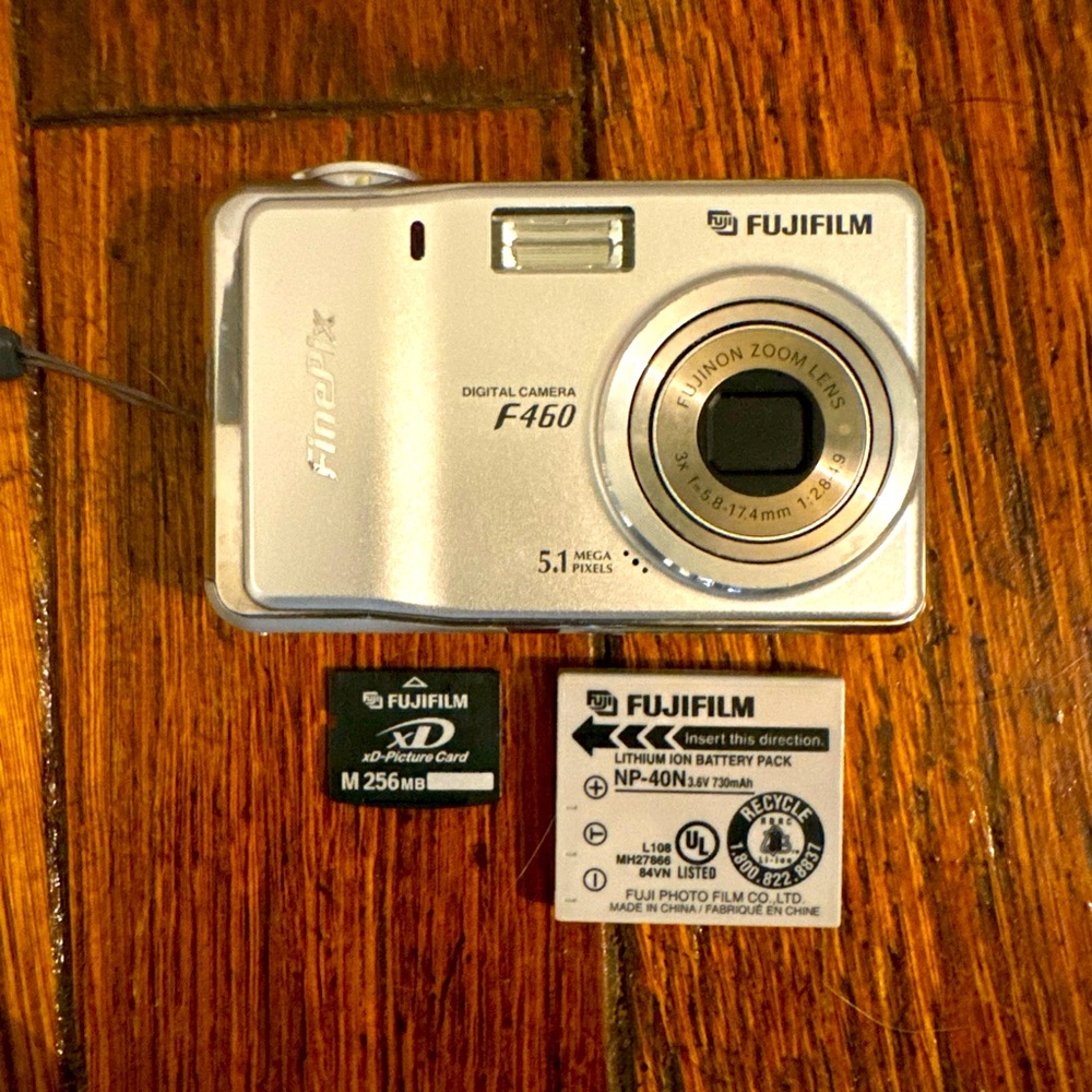 Fujifilm FinePix F460 Digital Camera 5.1MP